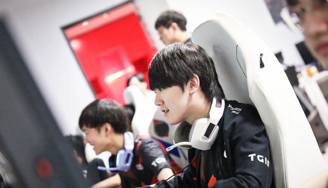 映出他们对 映出他们对